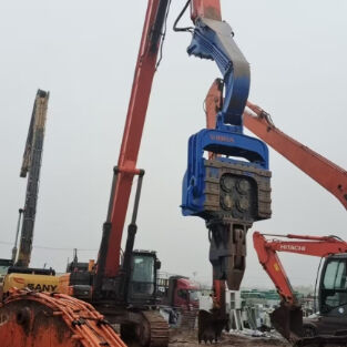 Hydraulische Schlagramme: Hohe Durchschlagskraft und Vielseitigkeit eines 33-40-Tonnen-Baggers