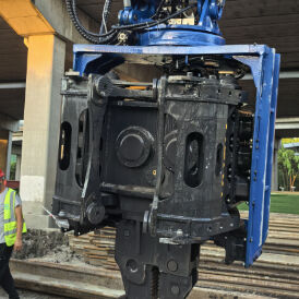 Hochgeschwindigkeits-Rammgerät mit seitlichem Griff: 10 m/min Pfahlheben und großer 150-Liter-Kraftstofftank